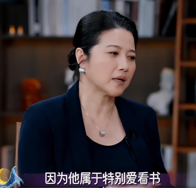 颜丙燕小20岁男友正脸曝光185cm身高像男模打耳钉一直牵着她(图17)