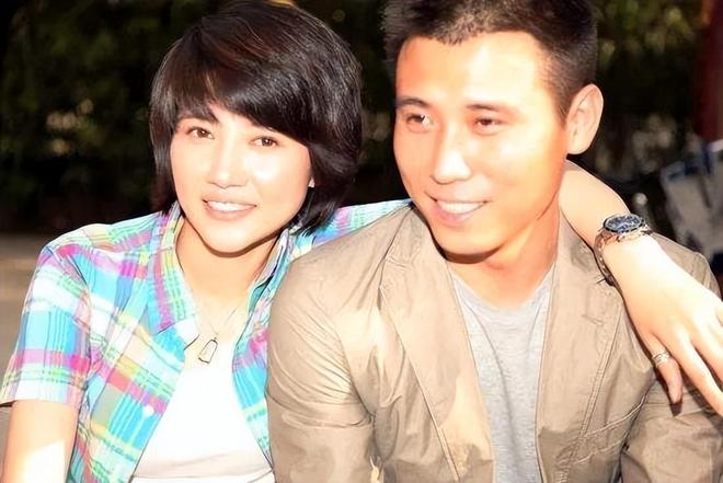 颜丙燕小20岁男友正脸曝光185cm身高像男模打耳钉一直牵着她(图20)