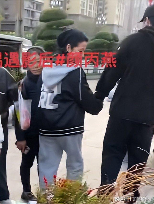 颜丙燕新男友曝光身高185cm帅气的他打耳钉牵她逛街(图5)