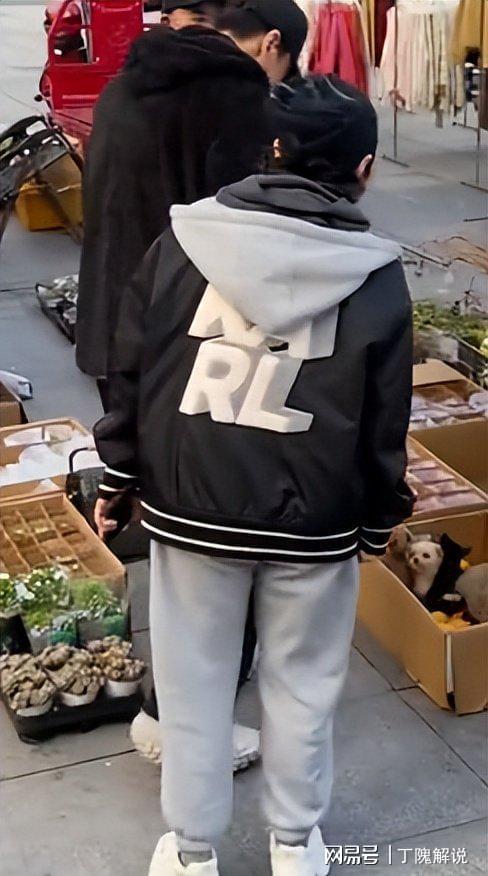 颜丙燕新男友曝光身高185cm帅气的他打耳钉牵她逛街(图2)