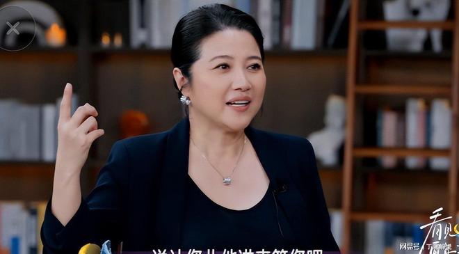 颜丙燕新男友曝光身高185cm帅气的他打耳钉牵她逛街(图12)