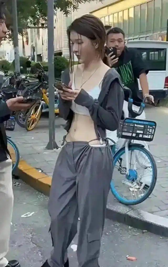 细绳当裤子穿引争议:穿衣自由与公序良俗的边界究竟在哪?(图4)