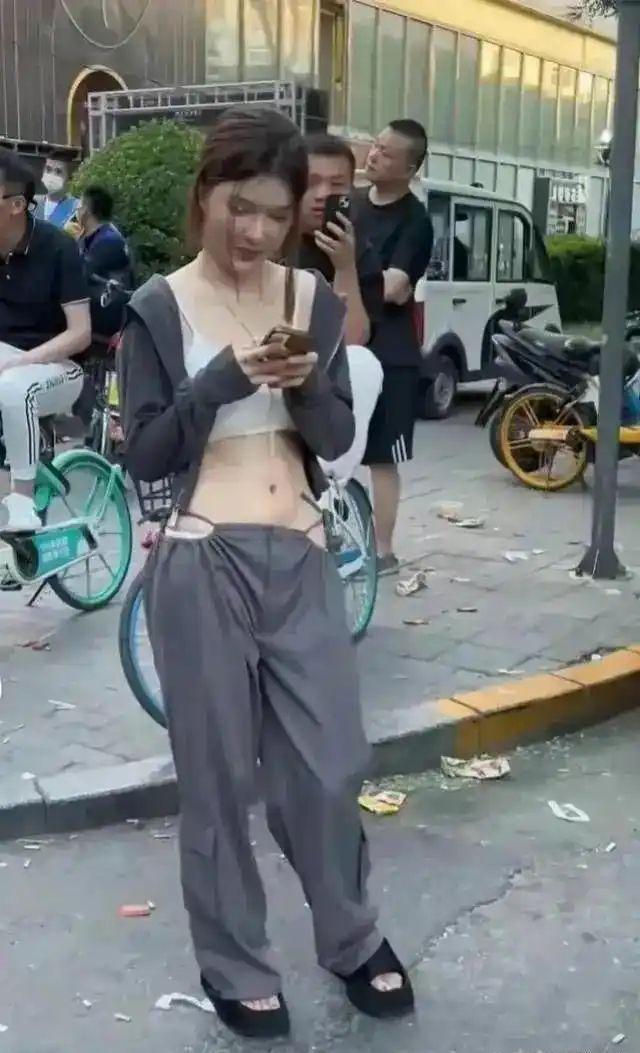 细绳当裤子穿引争议:穿衣自由与公序良俗的边界究竟在哪?(图3)