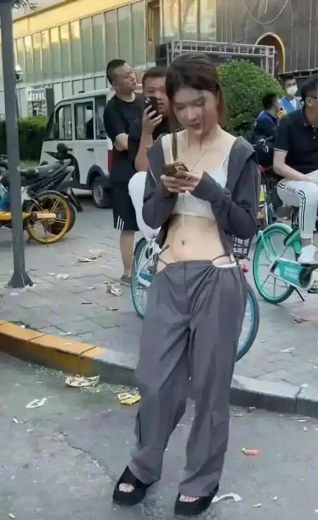 细绳当裤子穿引争议:穿衣自由与公序良俗的边界究竟在哪?(图2)
