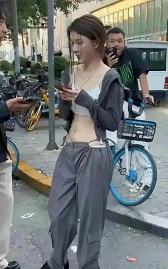 细绳当裤子穿引争议:穿衣自由与公序良俗的边界究竟在哪?(图1)