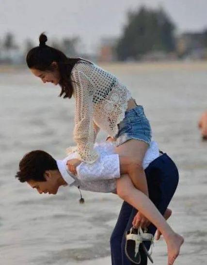 穿短裤随便蹲引热议：是穿着自由还是公共失礼？(图1)