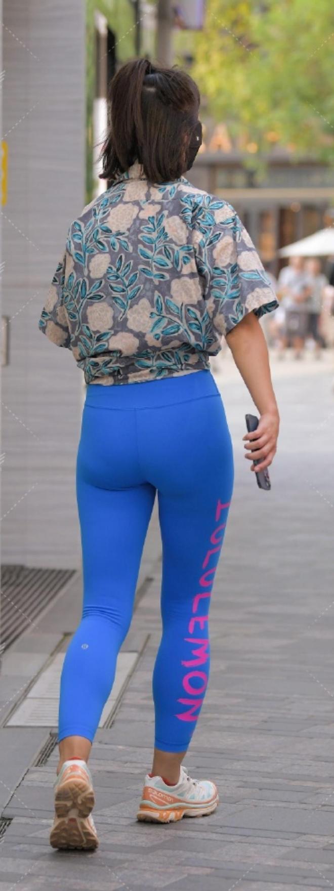 复古花衬衫与运动瑜伽裤的组合将美式复古与街头运动风巧妙融合(图3)