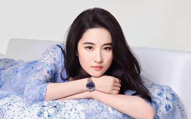 刘亦菲做美容被偶遇穿八万大衣拎两万包护理结束皮肤白到发光(图14)