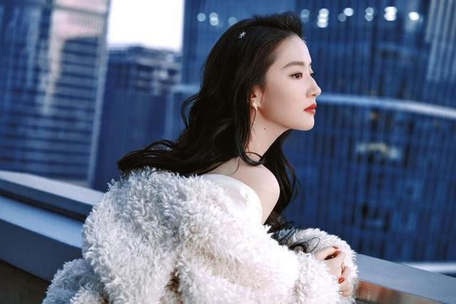 刘亦菲做美容被偶遇穿八万大衣拎两万包护理结束皮肤白到发光(图15)