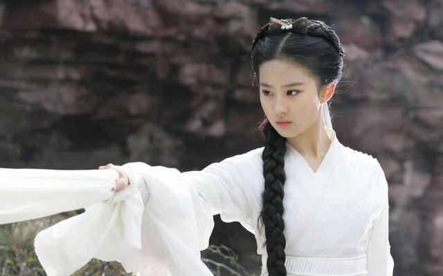 刘亦菲做美容被偶遇穿八万大衣拎两万包护理结束皮肤白到发光(图5)