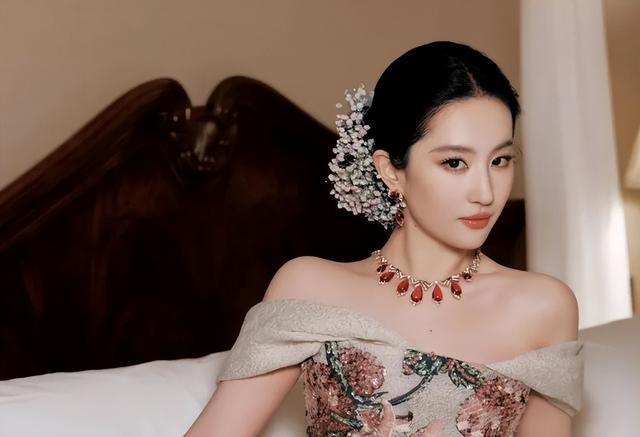 刘亦菲做美容被偶遇穿八万大衣拎两万包护理结束皮肤白到发光(图10)