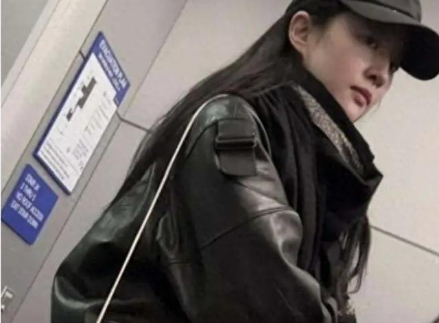 刘亦菲做美容被偶遇穿八万大衣拎两万包护理结束皮肤白到发光(图3)