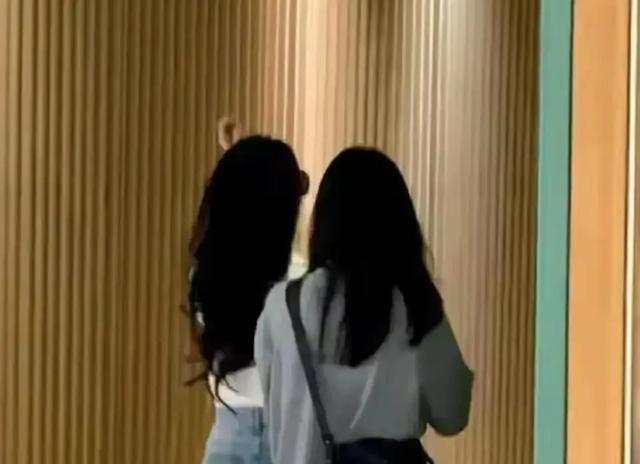 刘亦菲做美容被偶遇穿八万大衣拎两万包护理结束皮肤白到发光(图2)