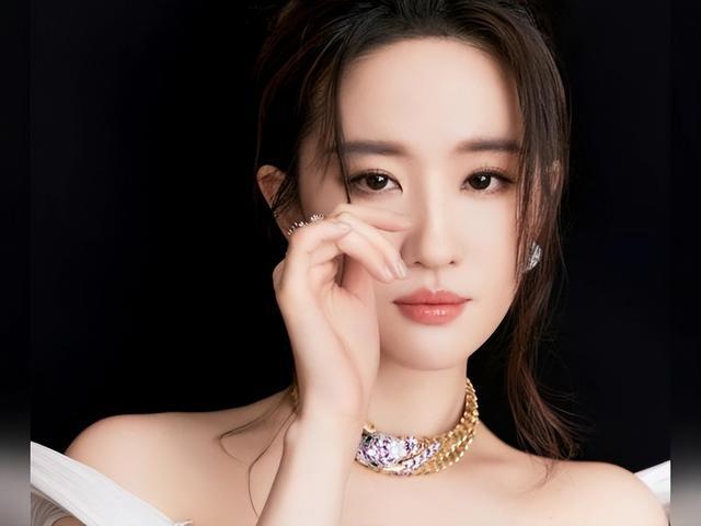 刘亦菲做美容被偶遇穿八万大衣拎两万包护理结束皮肤白到发光(图7)