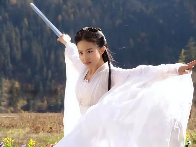 刘亦菲做美容被偶遇穿八万大衣拎两万包护理结束皮肤白到发光(图4)