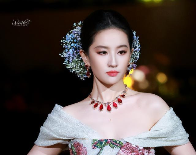 刘亦菲做美容被偶遇穿八万大衣拎两万包护理结束皮肤白到发光(图11)