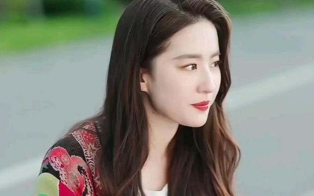 刘亦菲做美容被偶遇穿八万大衣拎两万包护理结束皮肤白到发光(图9)