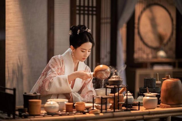 刘亦菲做美容被偶遇穿八万大衣拎两万包护理结束皮肤白到发光(图8)