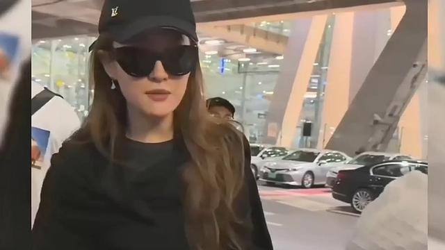 刘亦菲做美容被偶遇穿八万大衣拎两万包护理结束皮肤白到发光(图1)