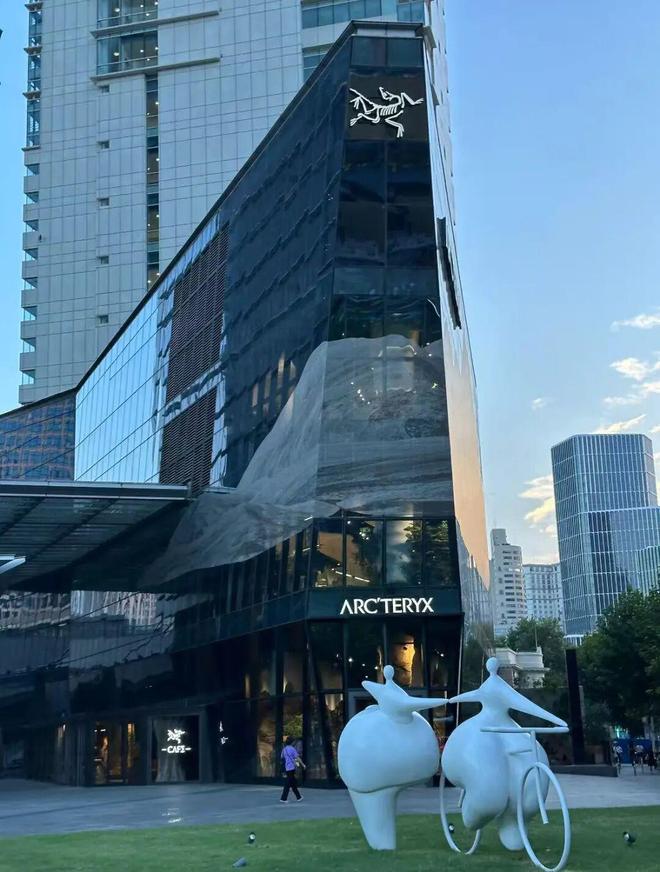 又不爬山又不下河为什么今年中产突然就爱买冲锋衣了?(图5)