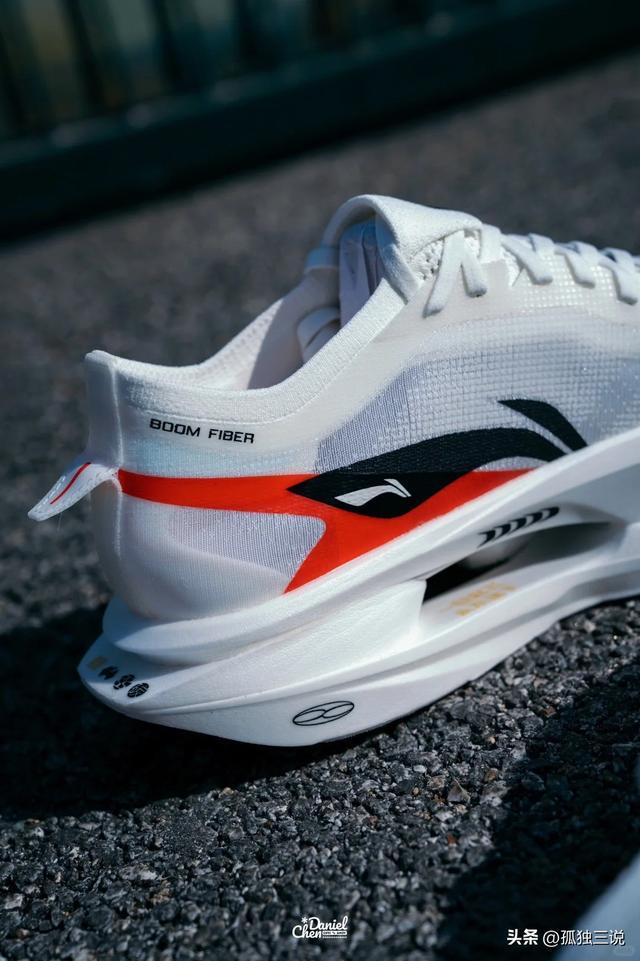 碾压耐克阿迪!今年卖最火的10双运动鞋国货霸榜了!(图1)