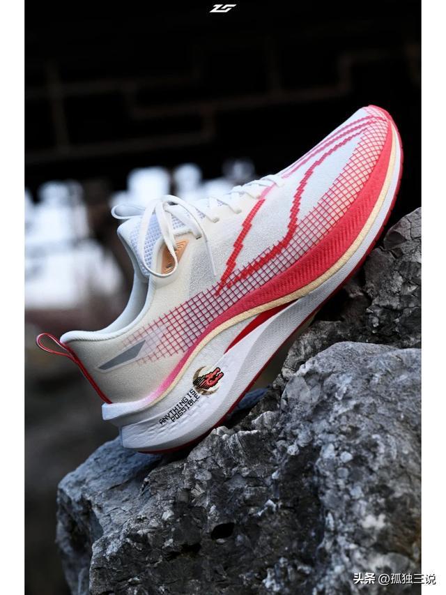 碾压耐克阿迪!今年卖最火的10双运动鞋国货霸榜了!(图4)