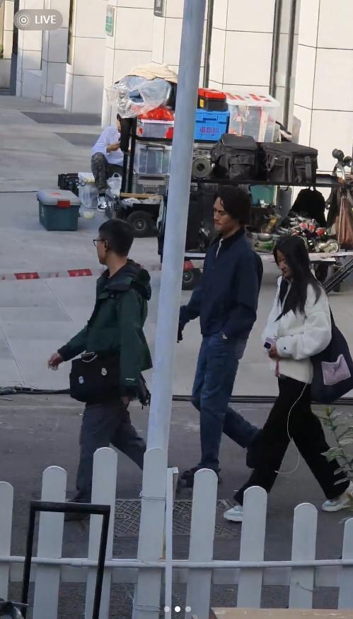 演员王凯新剧路透照曝光！泡面头造型很丧脸颊凹陷到不敢认(图2)
