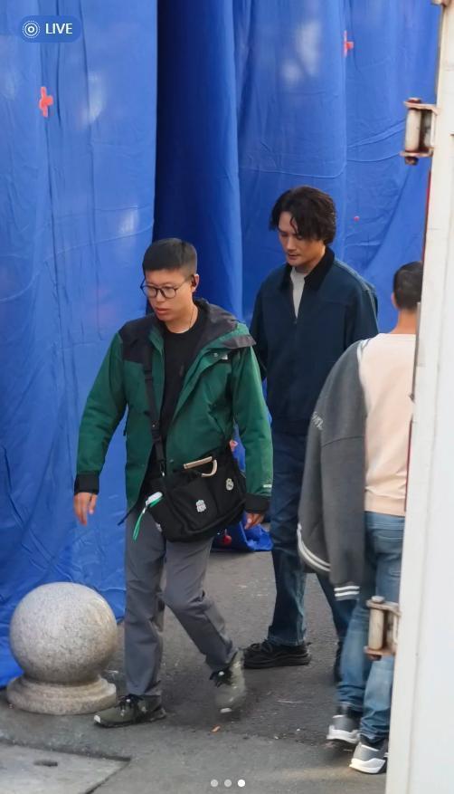 演员王凯新剧路透照曝光！泡面头造型很丧脸颊凹陷到不敢认(图3)