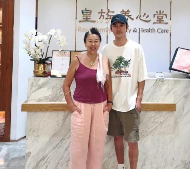 演员王凯新剧路透照曝光！泡面头造型很丧脸颊凹陷到不敢认(图4)