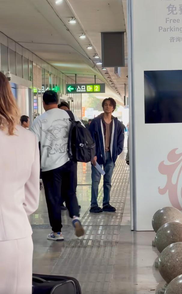 演员王凯新剧路透照曝光！泡面头造型很丧脸颊凹陷到不敢认(图5)