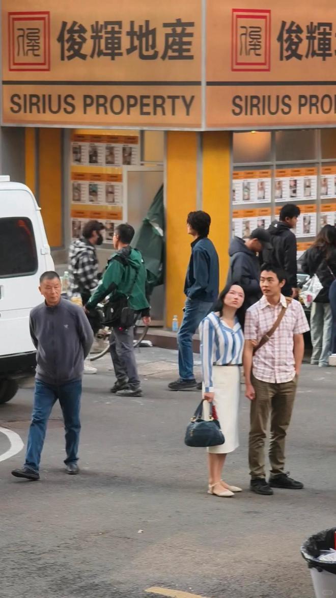 演员王凯新剧路透照曝光!泡面头造型很丧脸颊凹陷到不敢认(图1)