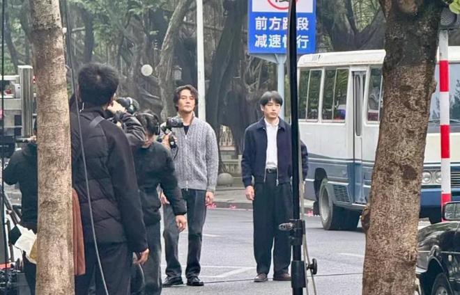 演员王凯新剧路透照曝光!泡面头造型很丧脸颊凹陷到不敢认(图7)