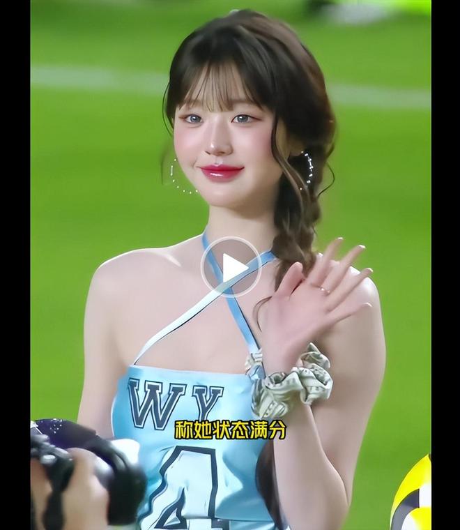被说擦边！张元英紧身吊带短裙开球网友吐槽服装不符合运动场合(图1)