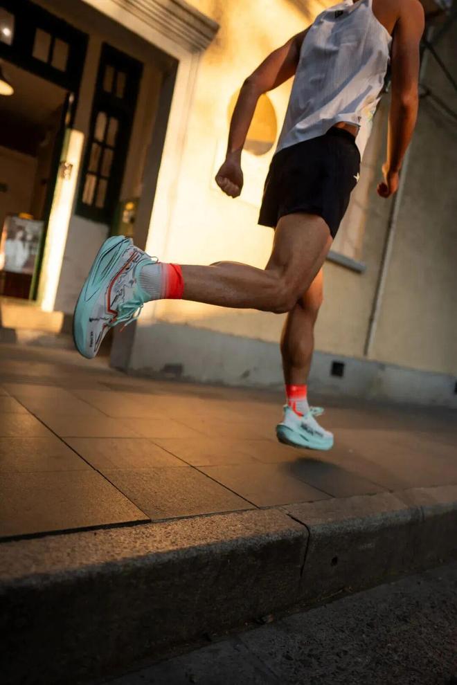 加码高端特步在上海亮出「金标店」(图5)