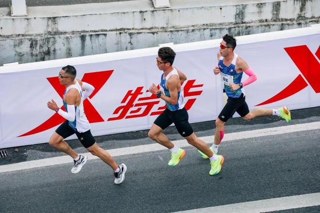 加码高端特步在上海亮出「金标店」(图6)