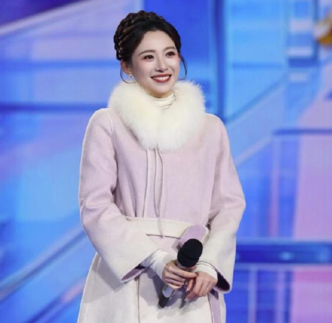 快评丨跨年晚会主持人告别单薄礼服美丽不冻人何以更打动人？(图1)
