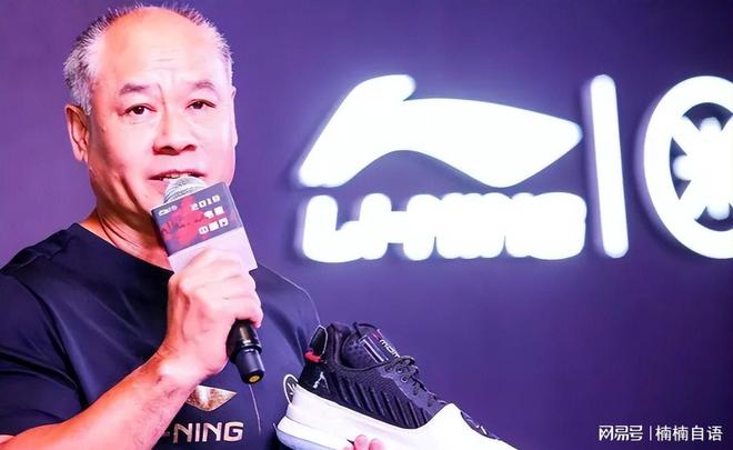 62岁李宁近况：一年狂赚30亿63岁妻子气质佳儿女双全很幸福(图2)