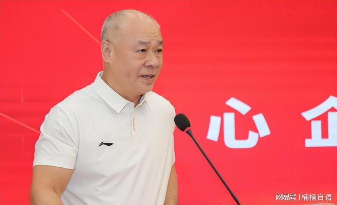 62岁李宁近况：一年狂赚30亿63岁妻子气质佳儿女双全很幸福(图12)