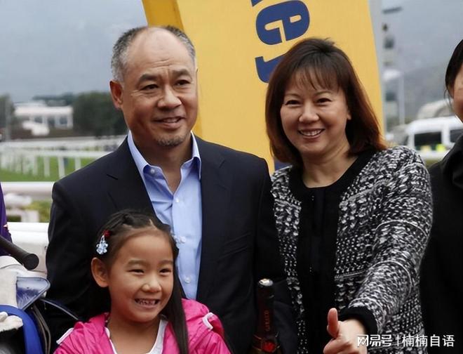 62岁李宁近况：一年狂赚30亿63岁妻子气质佳儿女双全很幸福(图17)