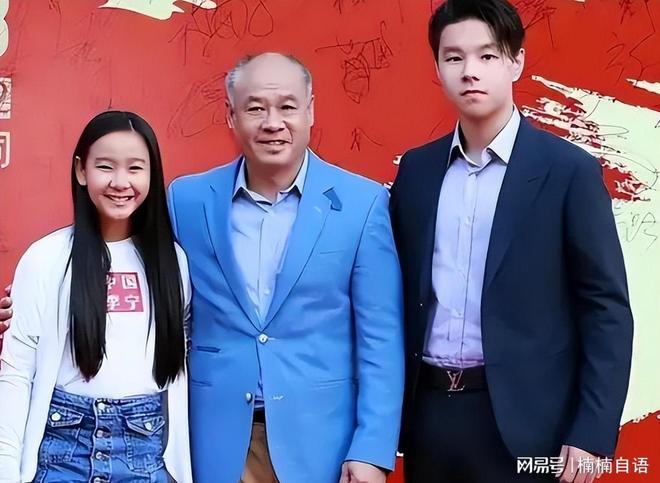 62岁李宁近况：一年狂赚30亿63岁妻子气质佳儿女双全很幸福(图19)