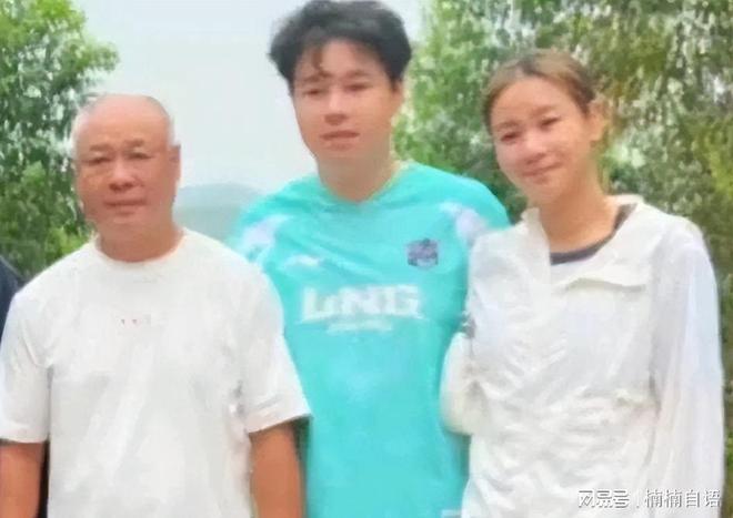 62岁李宁近况：一年狂赚30亿63岁妻子气质佳儿女双全很幸福(图20)