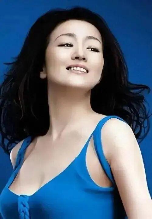 巩俐:墨绿丝绒裙稳站C位手握双奢代言这才是顶流天花板(图3)