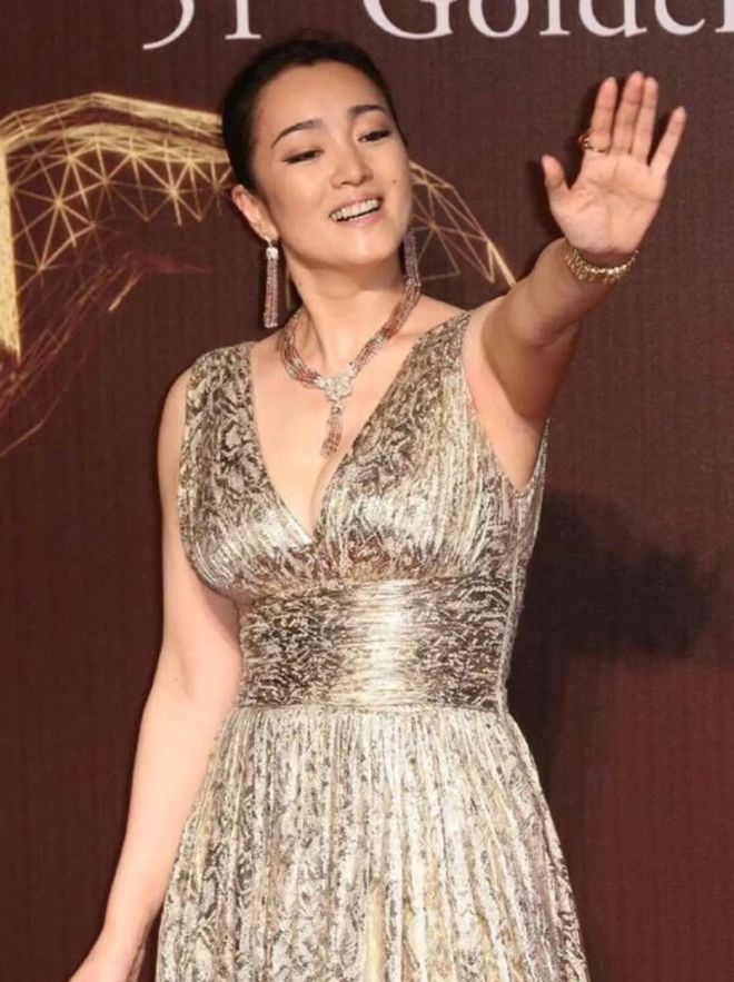 巩俐:墨绿丝绒裙稳站C位手握双奢代言这才是顶流天花板(图2)