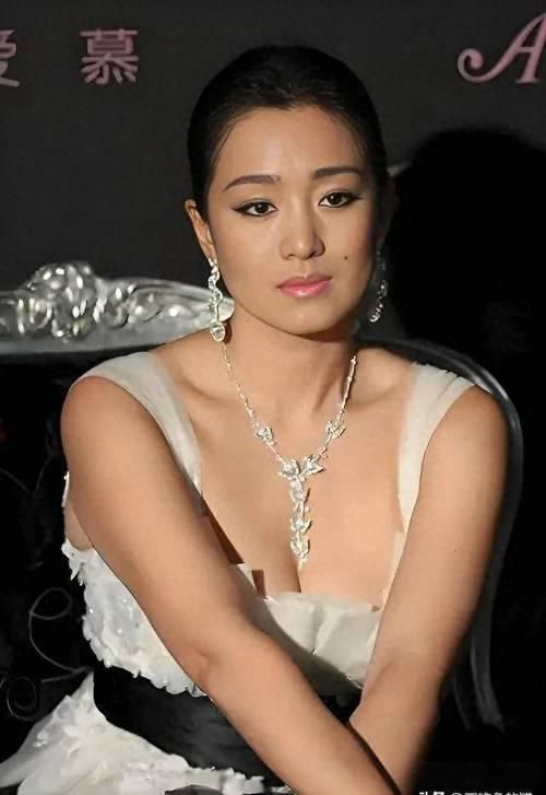 巩俐:墨绿丝绒裙稳站C位手握双奢代言这才是顶流天花板(图1)