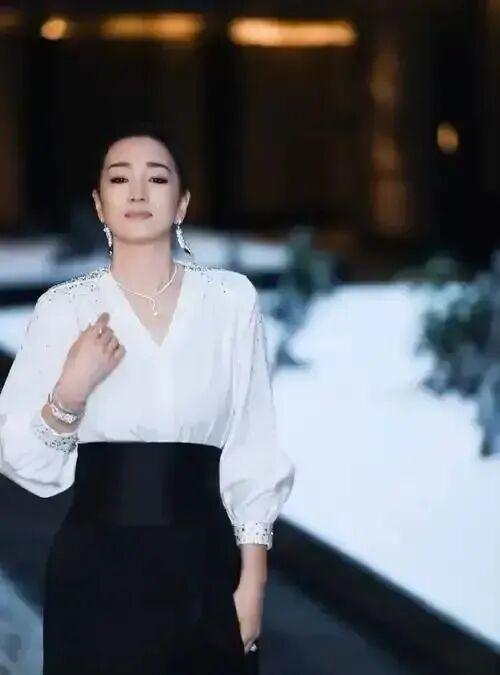 巩俐:墨绿丝绒裙稳站C位手握双奢代言这才是顶流天花板(图5)