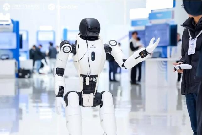 技术、量产、生态三位一体：智元AGIBOT人形机器人公司的崛起之路(图1)