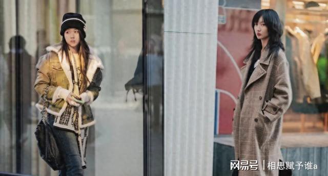 去了北京才发现:很少人穿运动裤、打底裤满大街都是这2种裤子(图1)